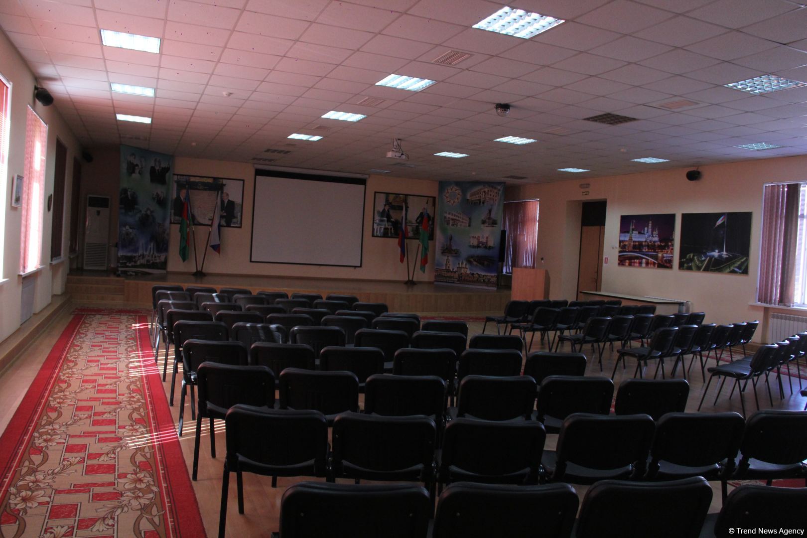 Азербайджанская делегация приняла участие в "Каспийском медиафоруме" и посетила школу имени Гейдара Алиева в Астрахани (ФОТО)