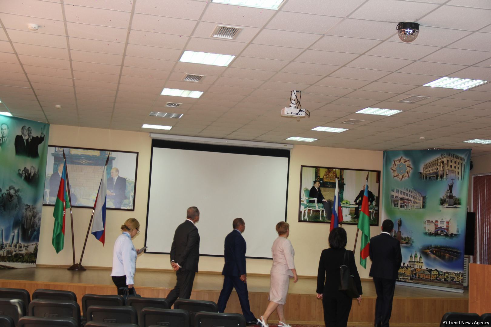 Азербайджанская делегация приняла участие в "Каспийском медиафоруме" и посетила школу имени Гейдара Алиева в Астрахани (ФОТО)