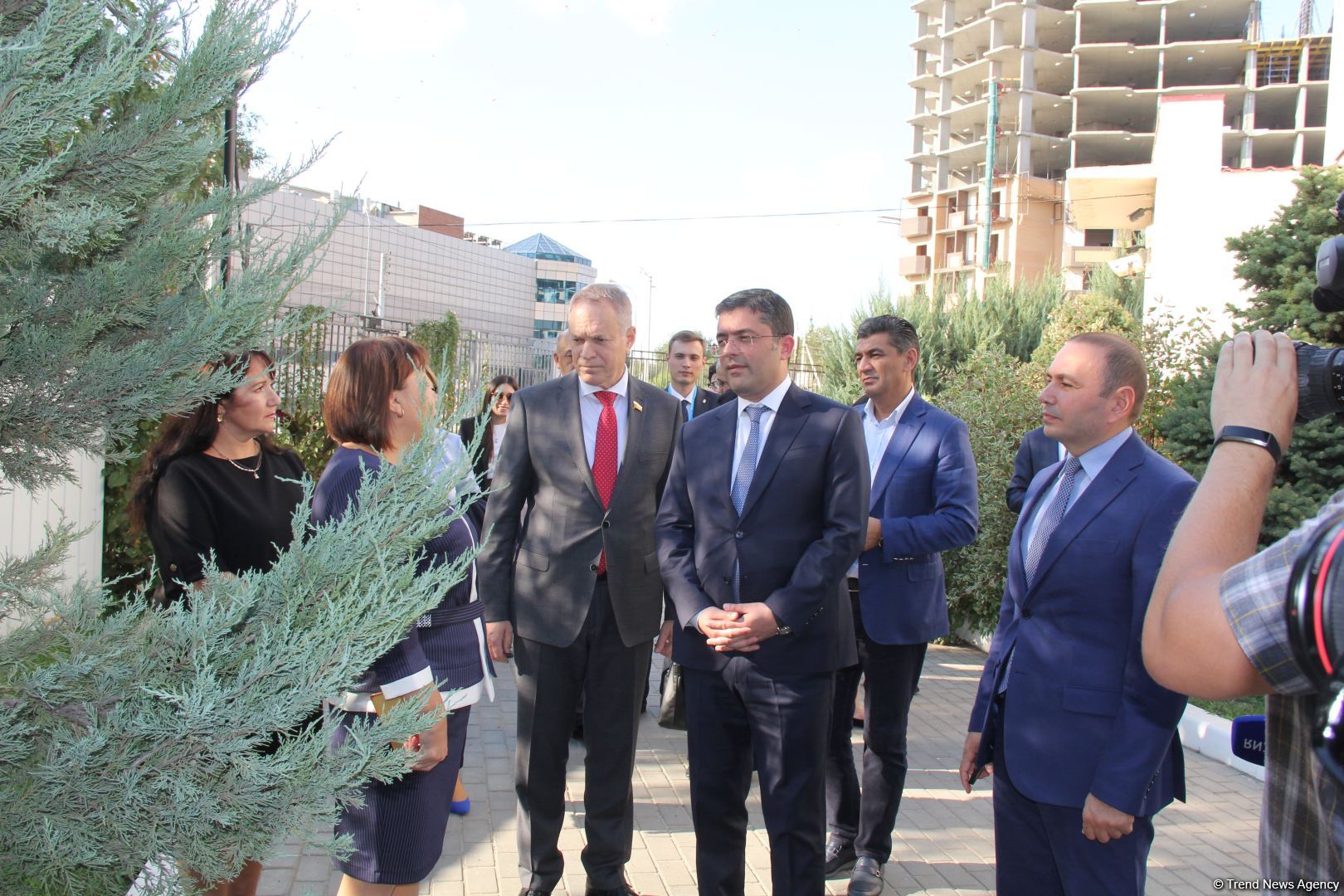 Азербайджанская делегация приняла участие в "Каспийском медиафоруме" и посетила школу имени Гейдара Алиева в Астрахани (ФОТО)