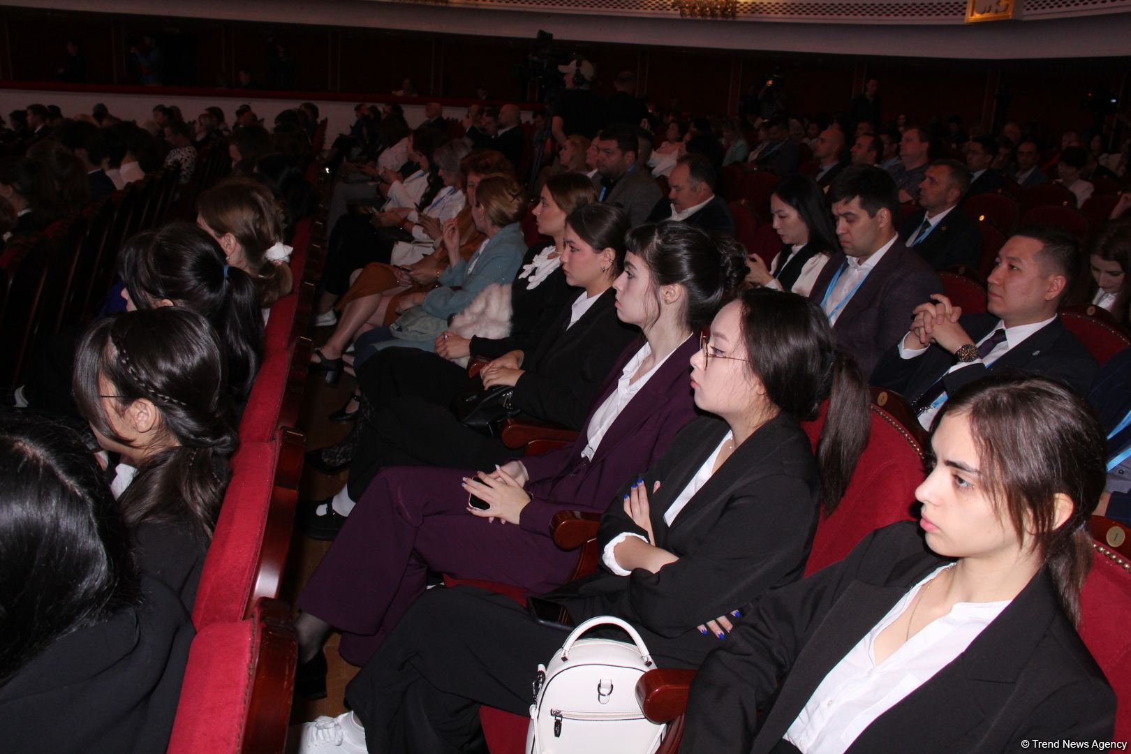 Азербайджанская делегация приняла участие в "Каспийском медиафоруме" и посетила школу имени Гейдара Алиева в Астрахани (ФОТО)