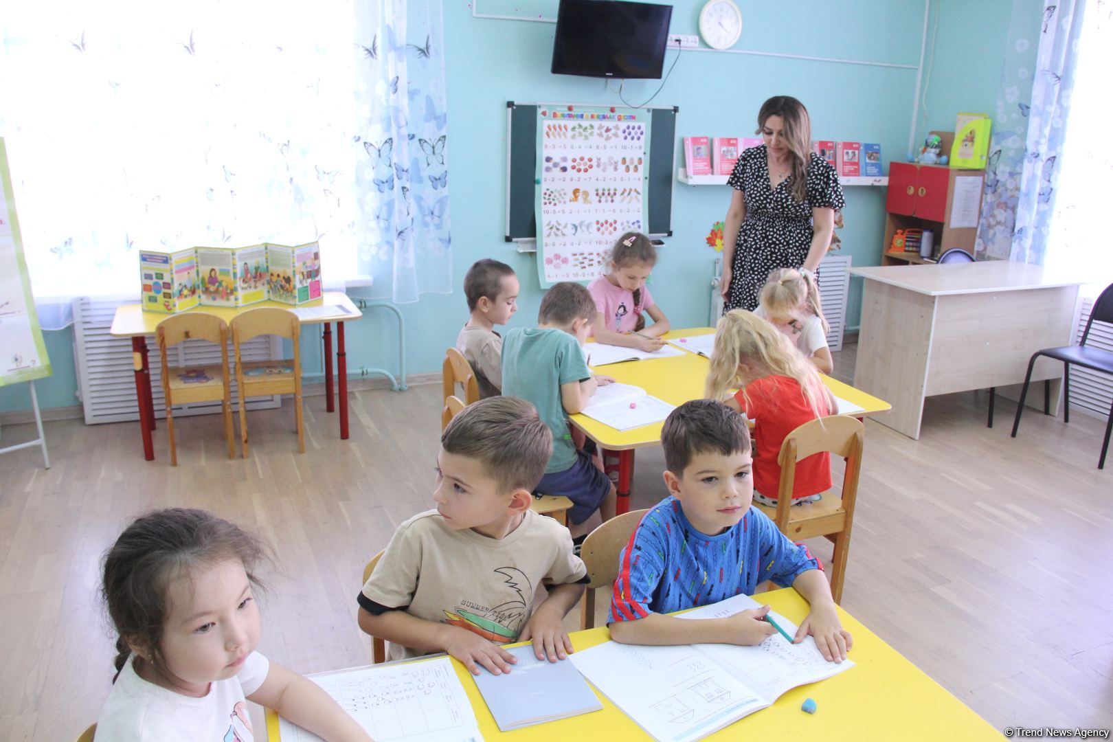 Азербайджанская делегация приняла участие в "Каспийском медиафоруме" и посетила школу имени Гейдара Алиева в Астрахани (ФОТО)