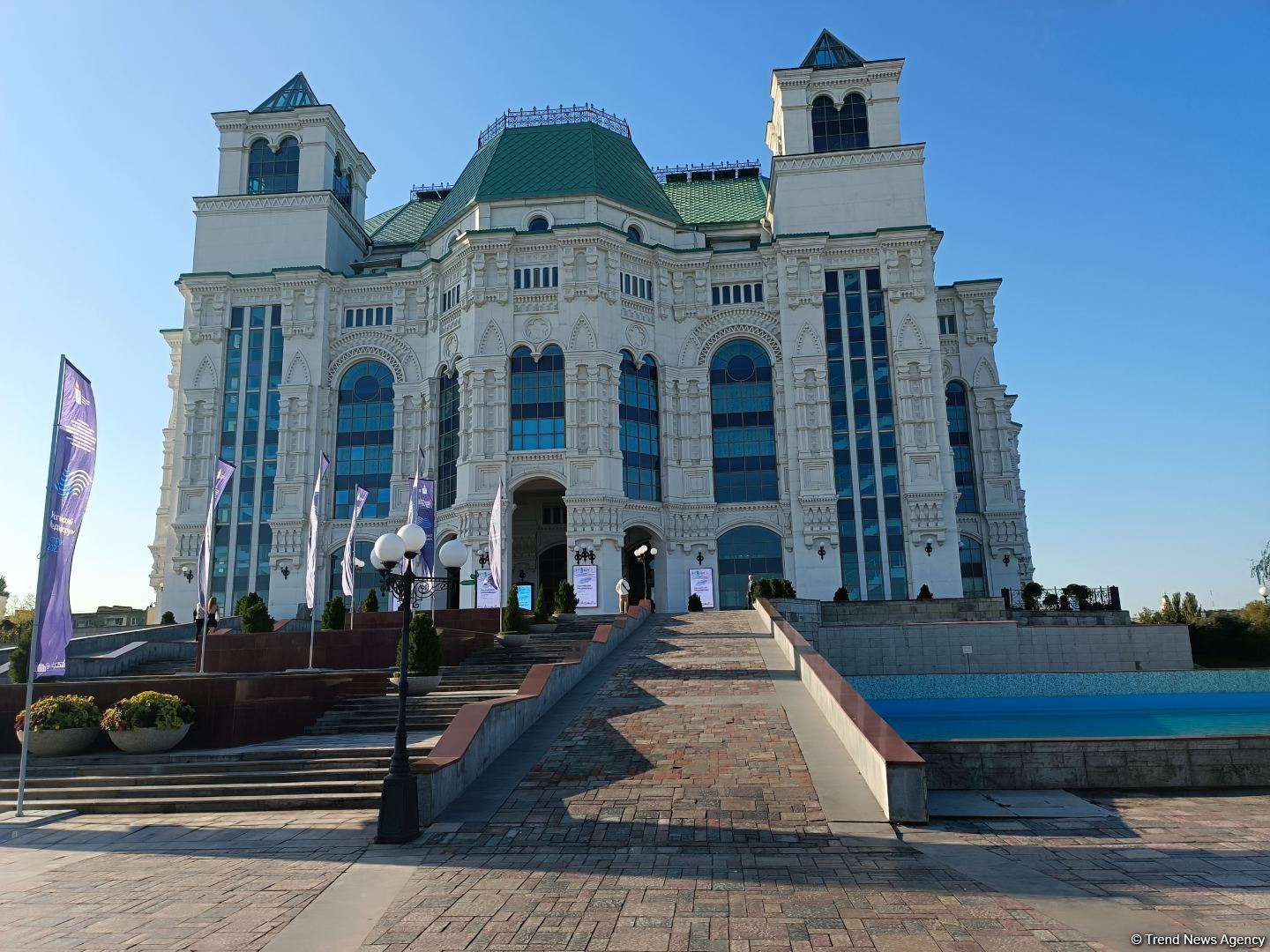 Азербайджанская делегация приняла участие в "Каспийском медиафоруме" и посетила школу имени Гейдара Алиева в Астрахани (ФОТО)