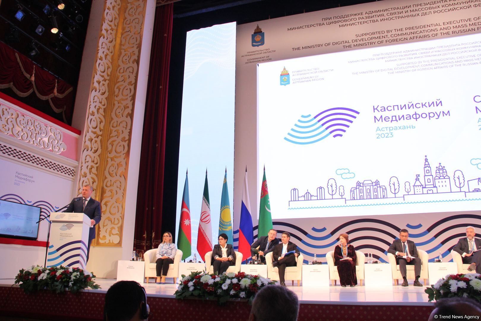 Азербайджанская делегация приняла участие в "Каспийском медиафоруме" и посетила школу имени Гейдара Алиева в Астрахани (ФОТО)