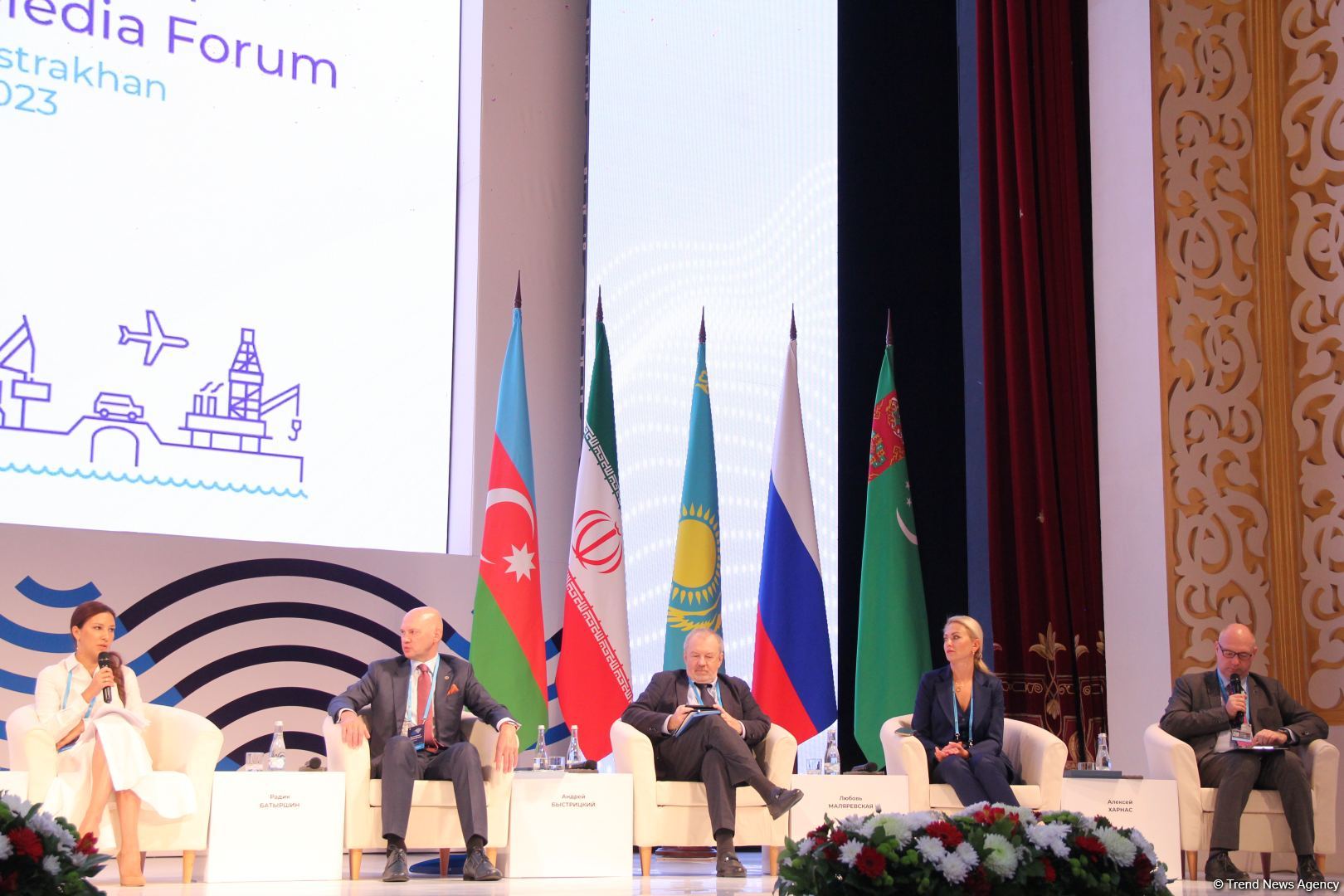 Азербайджанская делегация приняла участие в "Каспийском медиафоруме" и посетила школу имени Гейдара Алиева в Астрахани (ФОТО)