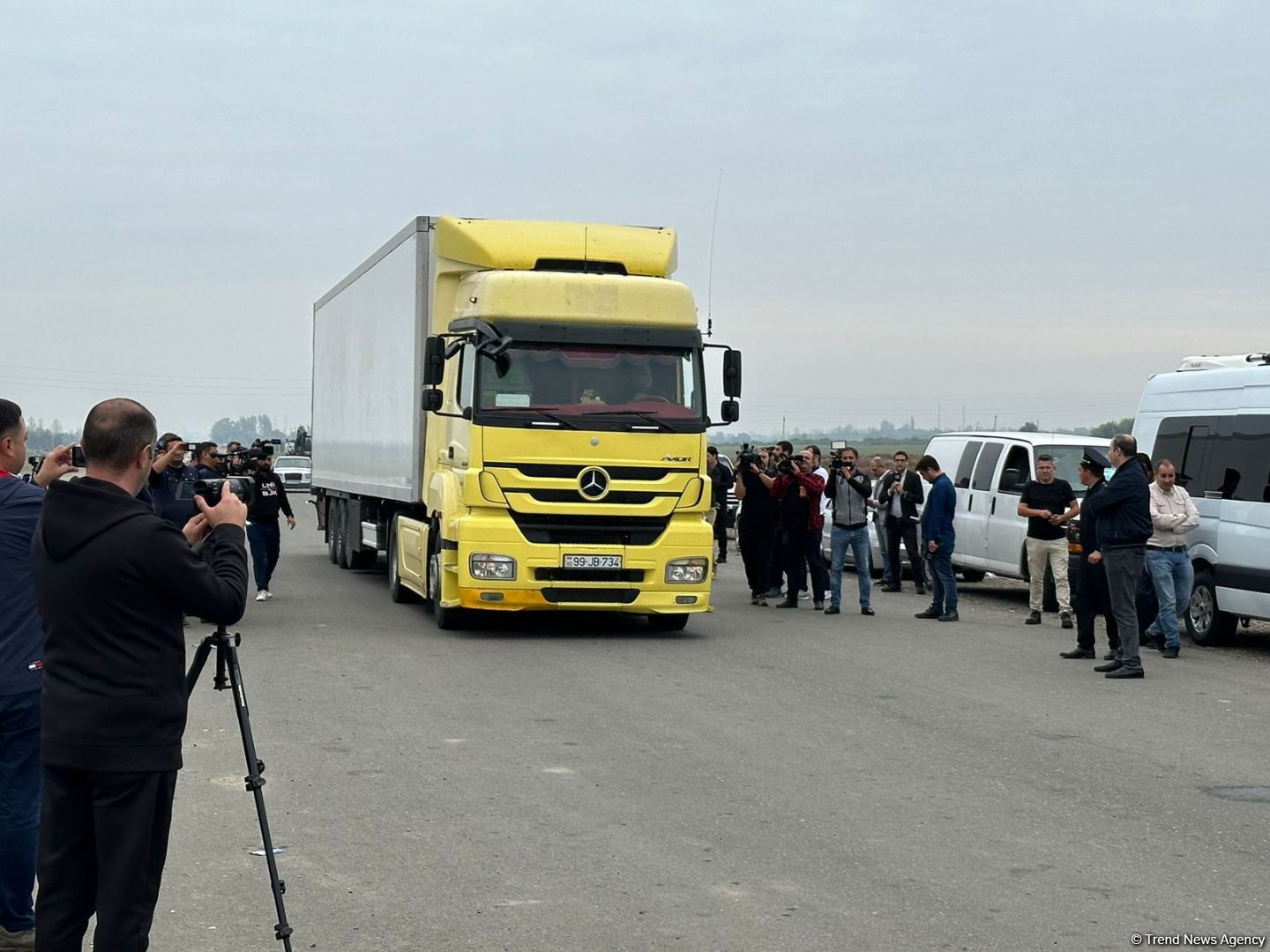 МЧС Азербайджана направило продовольственный груз для армянских жителей Карабаха (ФОТО/ВИДЕО)