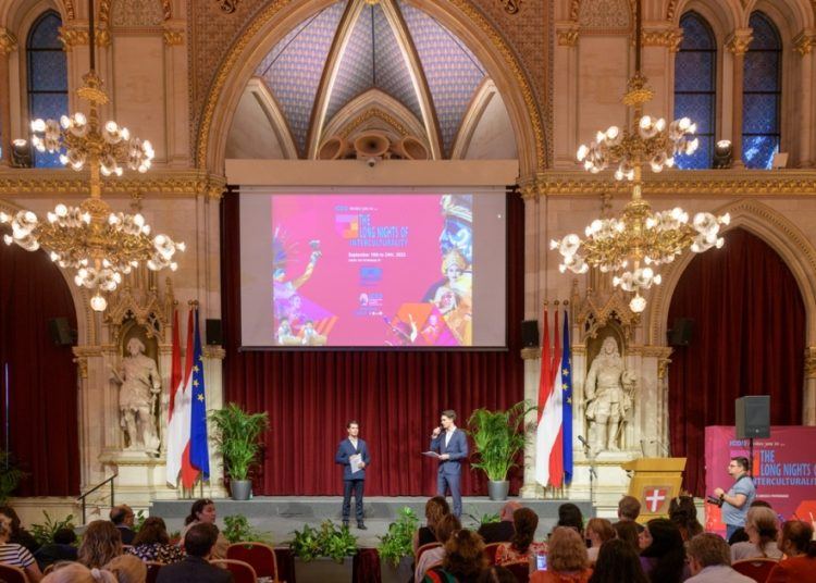 Азербайджанские национальные костюмы представлены в Вене (ФОТО)