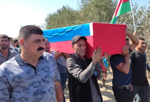 Останки пропавшего без вести 30 лет назад в Физули азербайджанского военнослужащего доставили в Сальян (ФОТО/ВИДЕО)