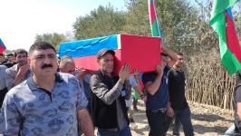 Останки пропавшего без вести 30 лет назад в Физули азербайджанского военнослужащего доставили в Сальян (ФОТО/ВИДЕО)