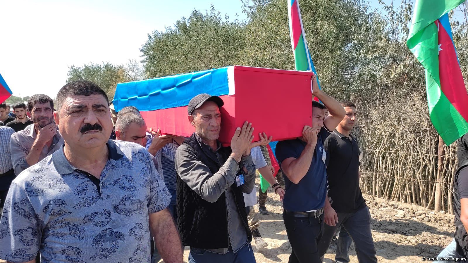 Останки пропавшего без вести 30 лет назад в Физули азербайджанского военнослужащего доставили в Сальян (ФОТО/ВИДЕО)