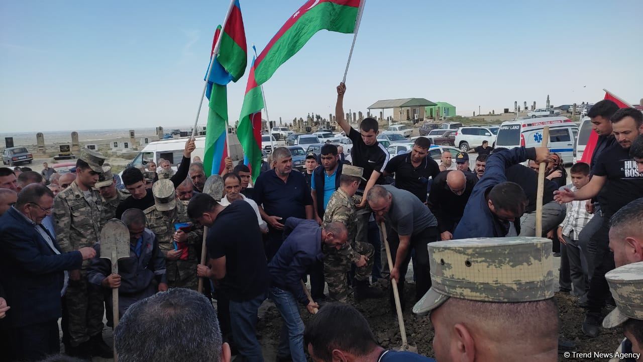 Останки пропавшего без вести 30 лет назад в Физули азербайджанского военнослужащего доставили в Сальян (ФОТО/ВИДЕО)