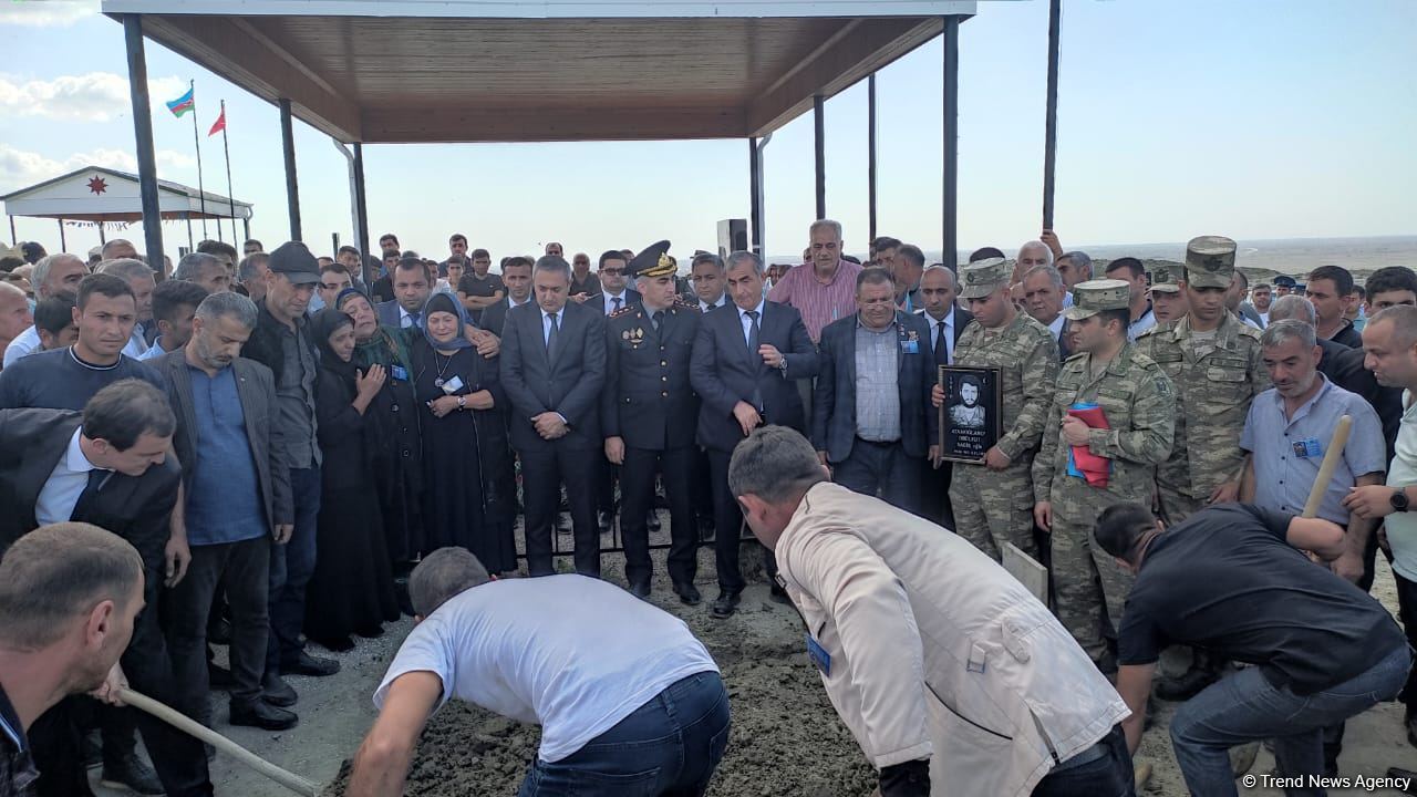 Останки пропавшего без вести 30 лет назад в Физули азербайджанского военнослужащего доставили в Сальян (ФОТО/ВИДЕО)