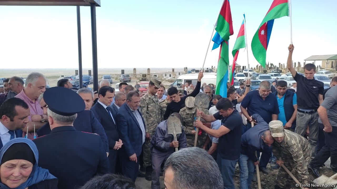 Останки пропавшего без вести 30 лет назад в Физули азербайджанского военнослужащего доставили в Сальян (ФОТО/ВИДЕО)