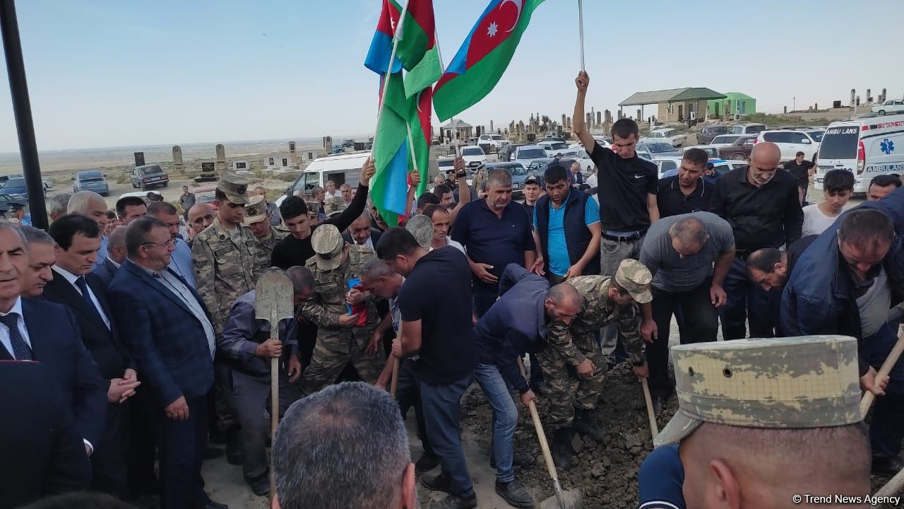 Останки пропавшего без вести 30 лет назад в Физули азербайджанского военнослужащего доставили в Сальян (ФОТО/ВИДЕО)