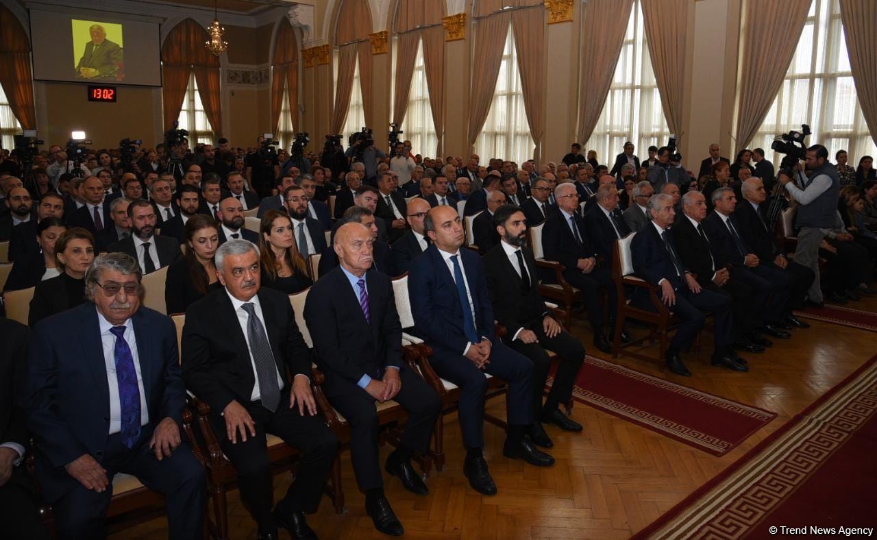 Проходит церемония прощания с Хошбахтом Юсифзаде (ФОТО)