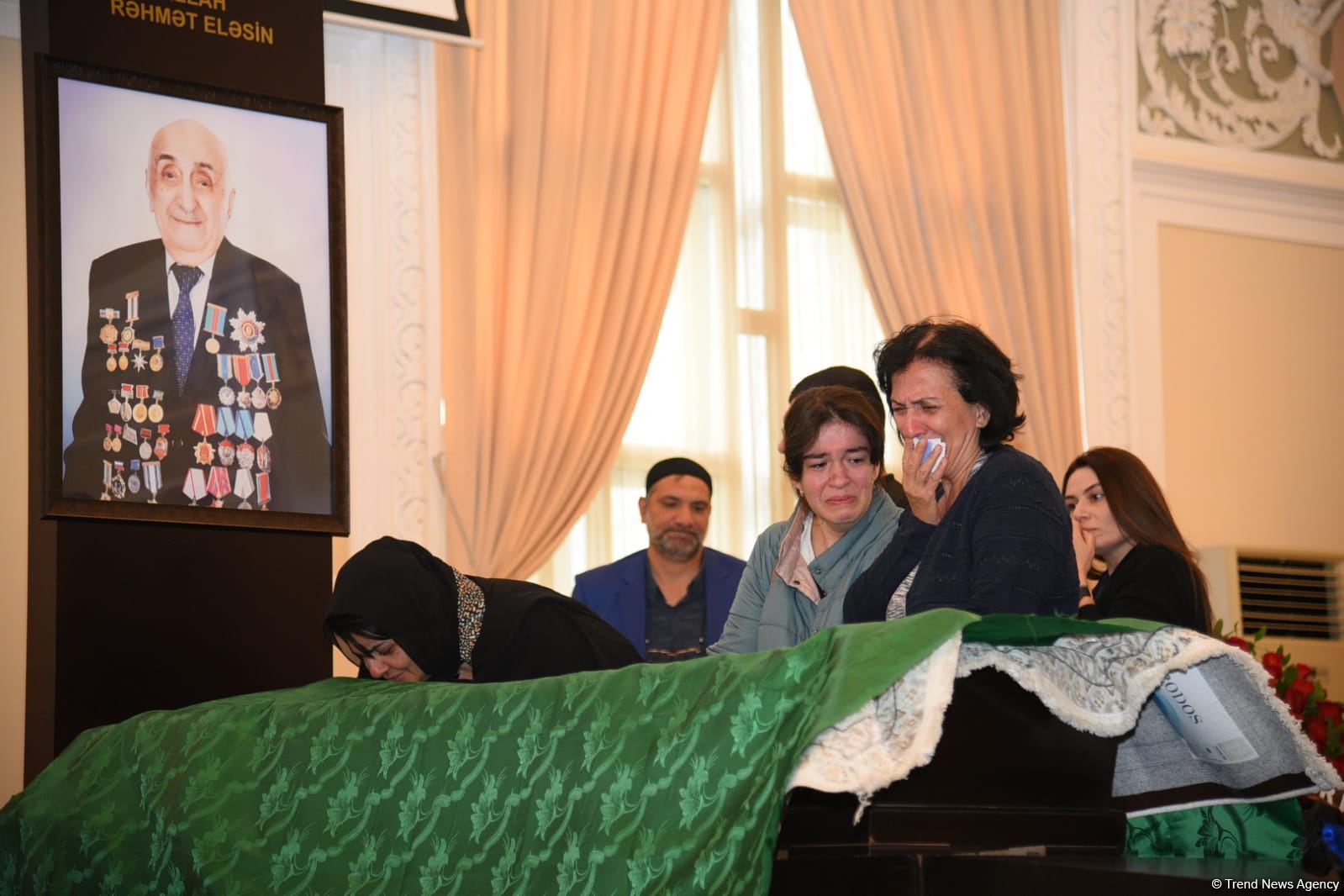 Проходит церемония прощания с Хошбахтом Юсифзаде (ФОТО)