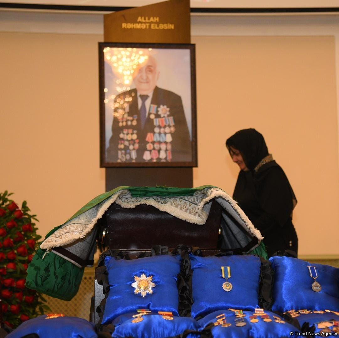 Проходит церемония прощания с Хошбахтом Юсифзаде (ФОТО)