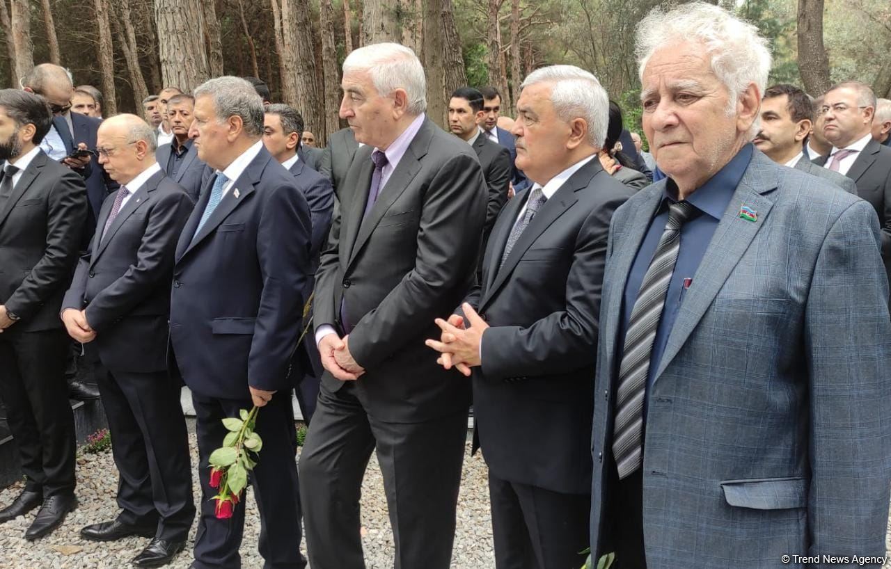 Хошбахт Юсифзаде похоронен в Аллее почетного захоронения в Баку (ФОТО)