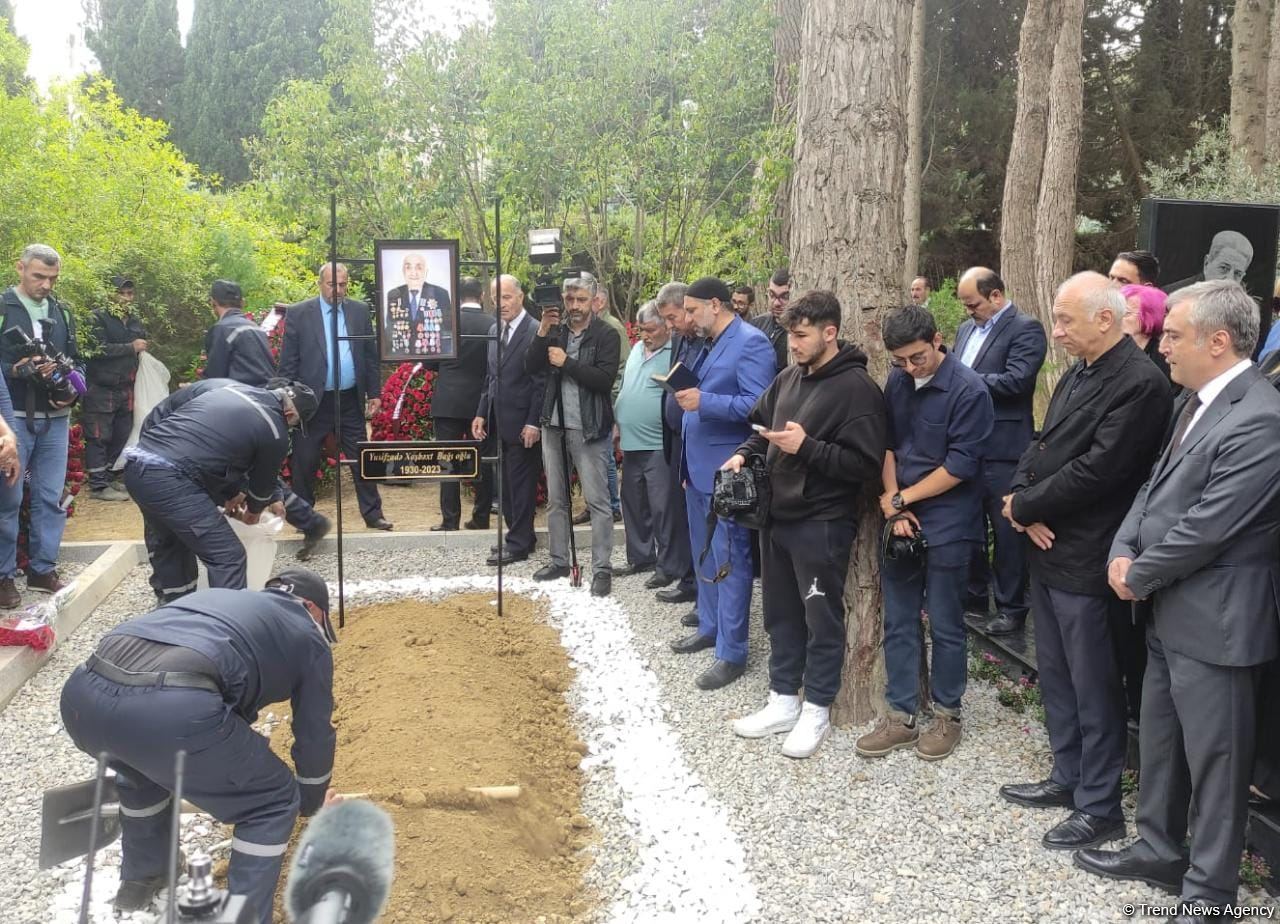 Хошбахт Юсифзаде похоронен в Аллее почетного захоронения в Баку (ФОТО)