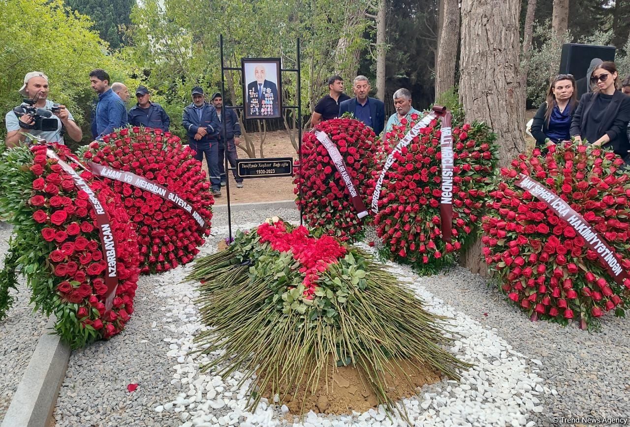 Хошбахт Юсифзаде похоронен в Аллее почетного захоронения в Баку (ФОТО)