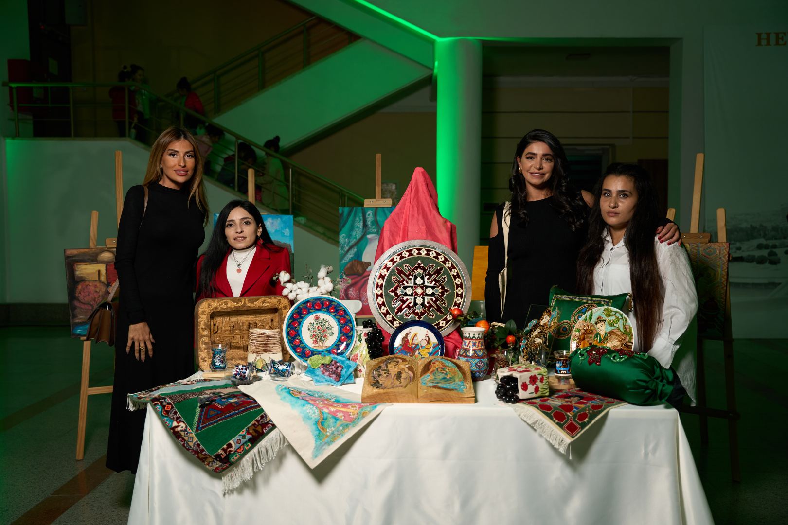 Издательский дом NARGIS представил новую выставку "Go Green" – удивительные инсталляции, созданные из отходов (ФОТО)