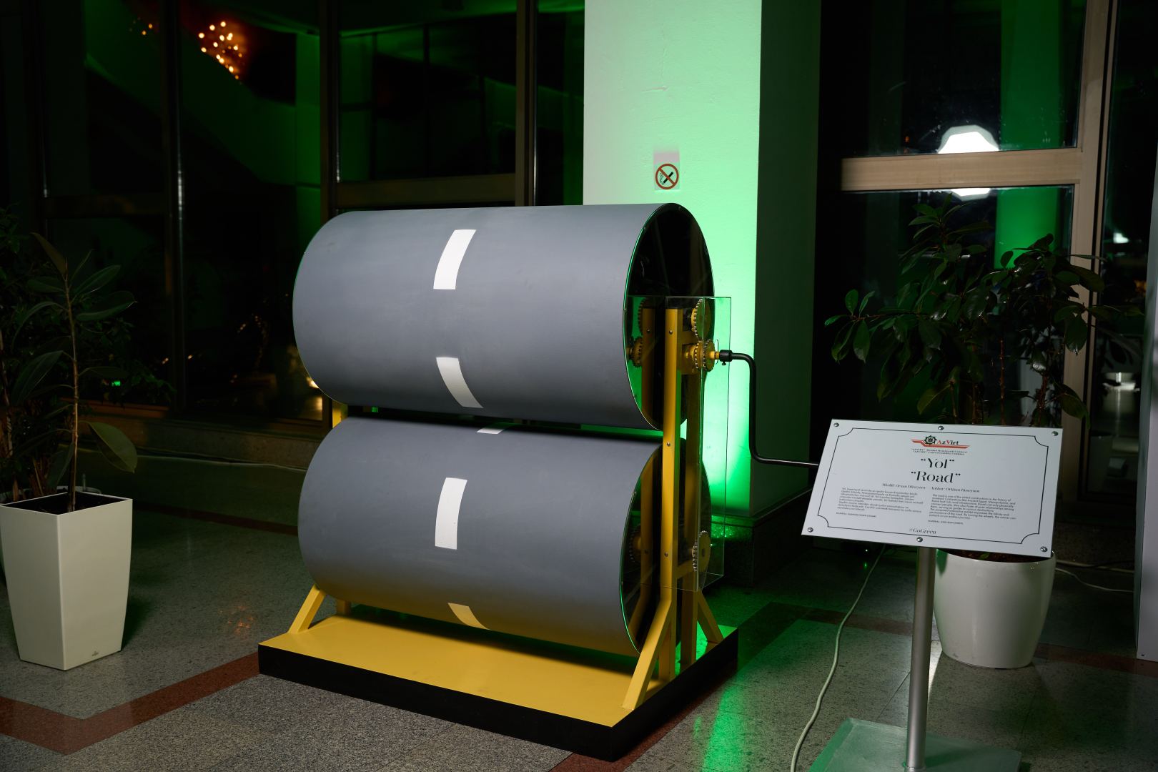 Издательский дом NARGIS представил новую выставку "Go Green" – удивительные инсталляции, созданные из отходов (ФОТО)