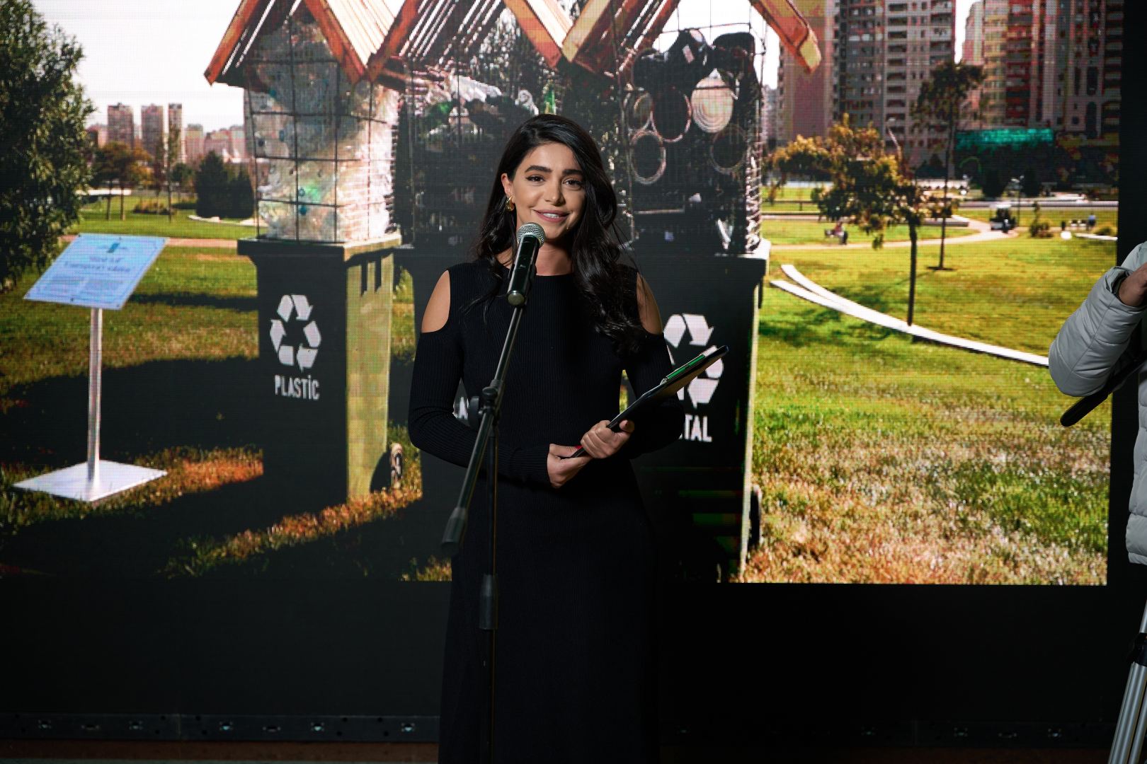 Издательский дом NARGIS представил новую выставку "Go Green" – удивительные инсталляции, созданные из отходов (ФОТО)