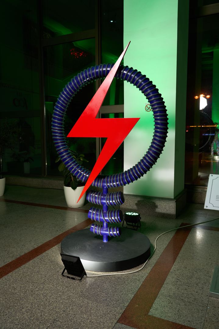 Издательский дом NARGIS представил новую выставку "Go Green" – удивительные инсталляции, созданные из отходов (ФОТО)