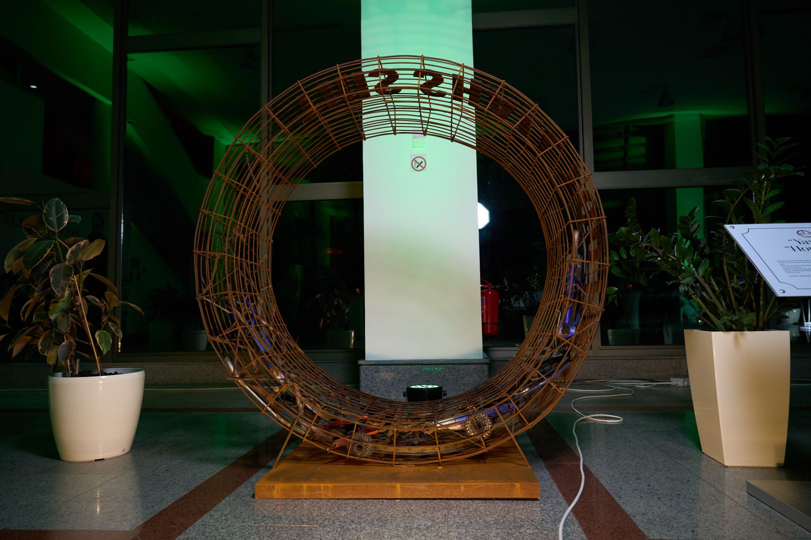 Издательский дом NARGIS представил новую выставку "Go Green" – удивительные инсталляции, созданные из отходов (ФОТО)