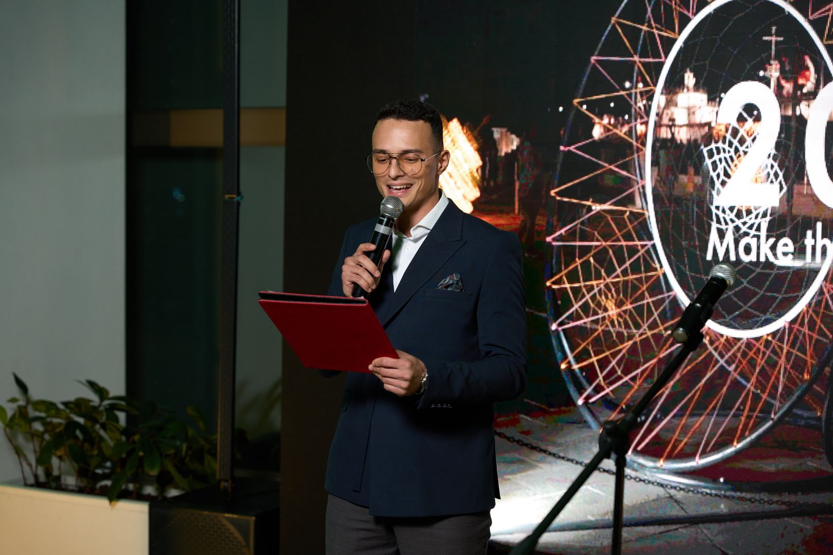 Издательский дом NARGIS представил новую выставку "Go Green" – удивительные инсталляции, созданные из отходов (ФОТО)