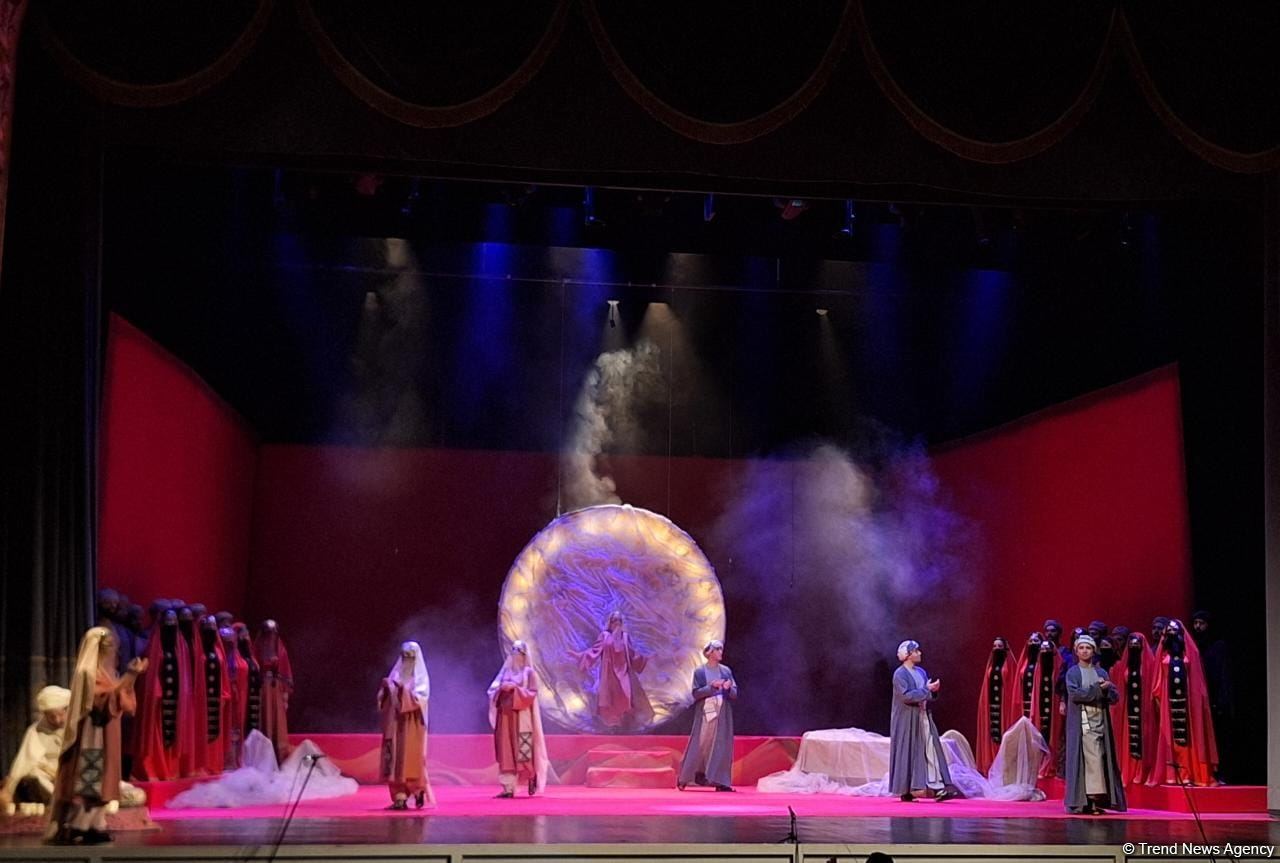 В Баку состоялся общественный показ спектакля "Лейли и Меджнун" (ФОТО)