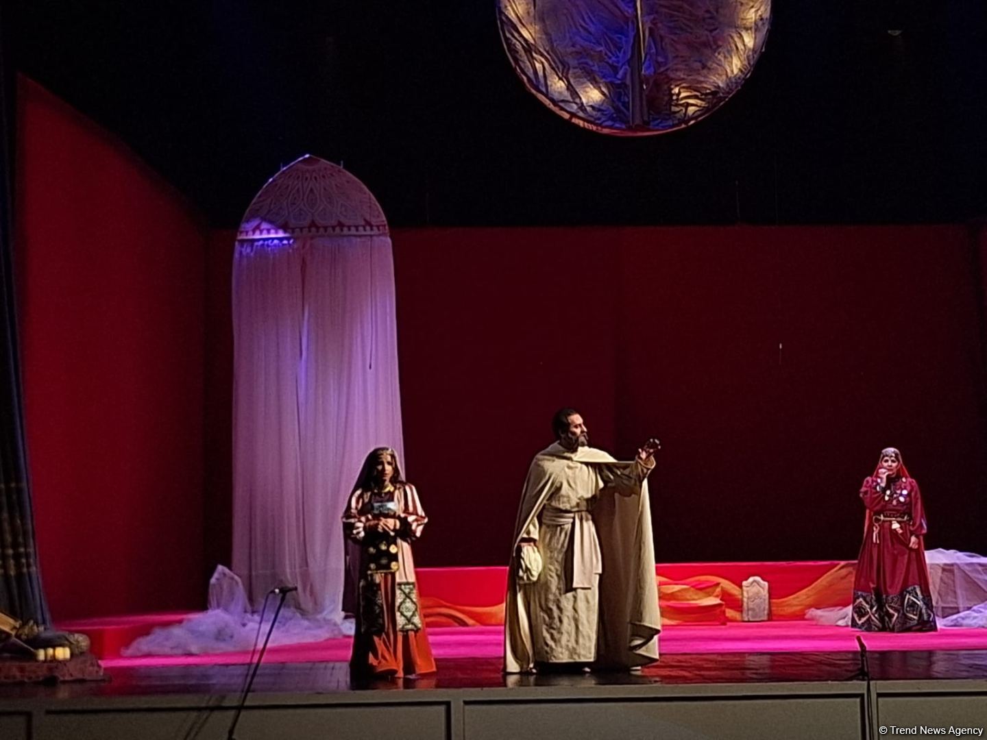 В Баку состоялся общественный показ спектакля "Лейли и Меджнун" (ФОТО)
