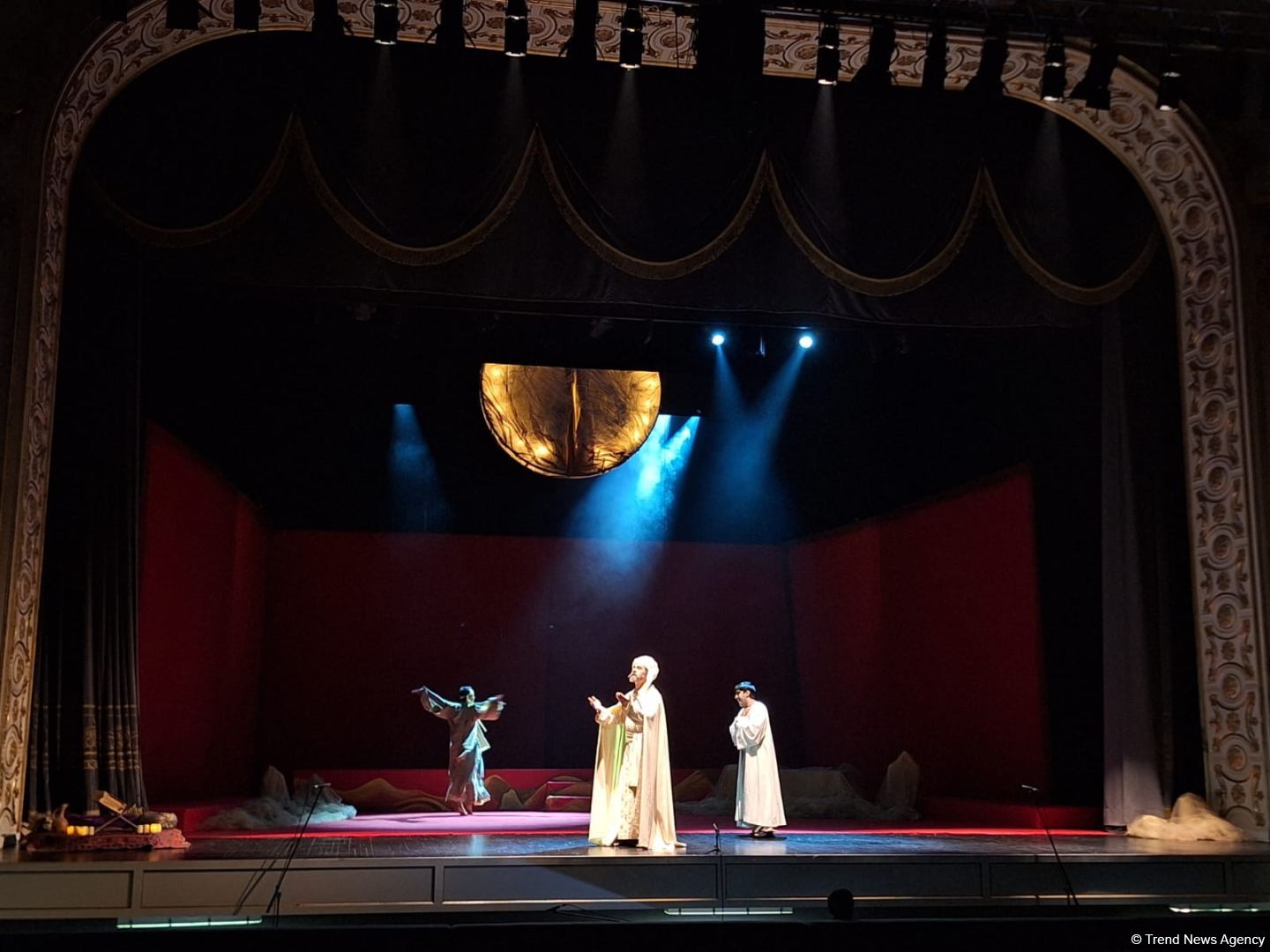 В Баку состоялся общественный показ спектакля "Лейли и Меджнун" (ФОТО)