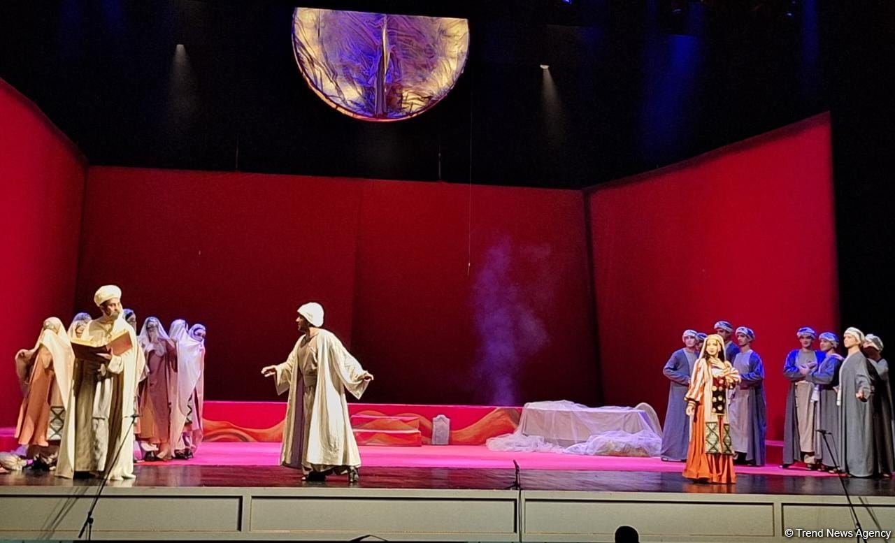 В Баку состоялся общественный показ спектакля "Лейли и Меджнун" (ФОТО)
