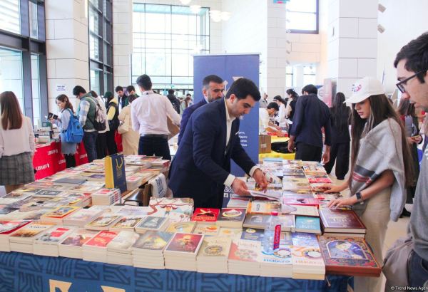 В Университете ADA состоялось открытие книжной выставки, посвященной 100-летию великого лидера Гейдара Алиева (ФОТО)