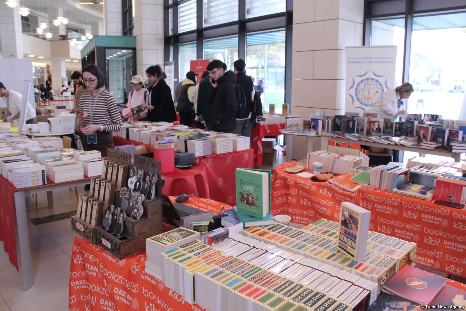 В Университете ADA состоялось открытие книжной выставки, посвященной 100-летию великого лидера Гейдара Алиева (ФОТО)