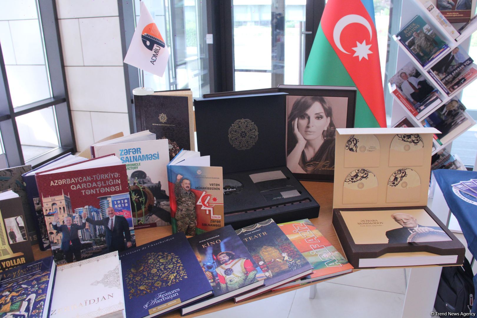 В Университете ADA состоялось открытие книжной выставки, посвященной 100-летию великого лидера Гейдара Алиева (ФОТО)