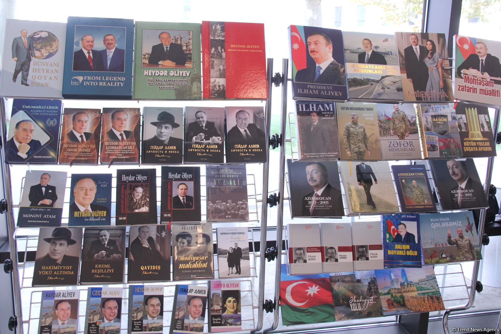 В Университете ADA состоялось открытие книжной выставки, посвященной 100-летию великого лидера Гейдара Алиева (ФОТО)