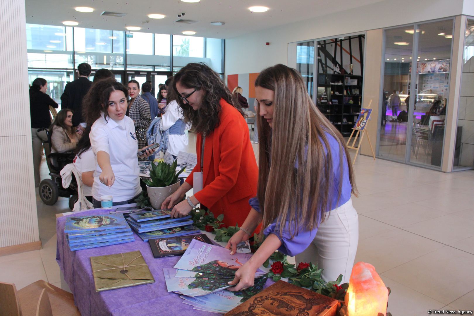 В Университете ADA состоялось открытие книжной выставки, посвященной 100-летию великого лидера Гейдара Алиева (ФОТО)