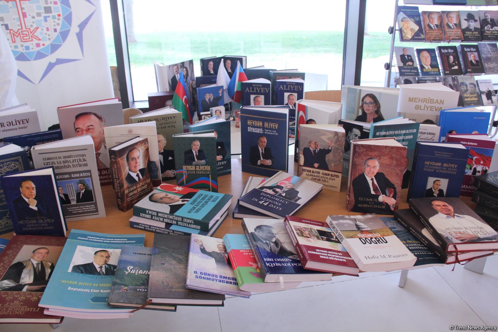 В Университете ADA состоялось открытие книжной выставки, посвященной 100-летию великого лидера Гейдара Алиева (ФОТО)