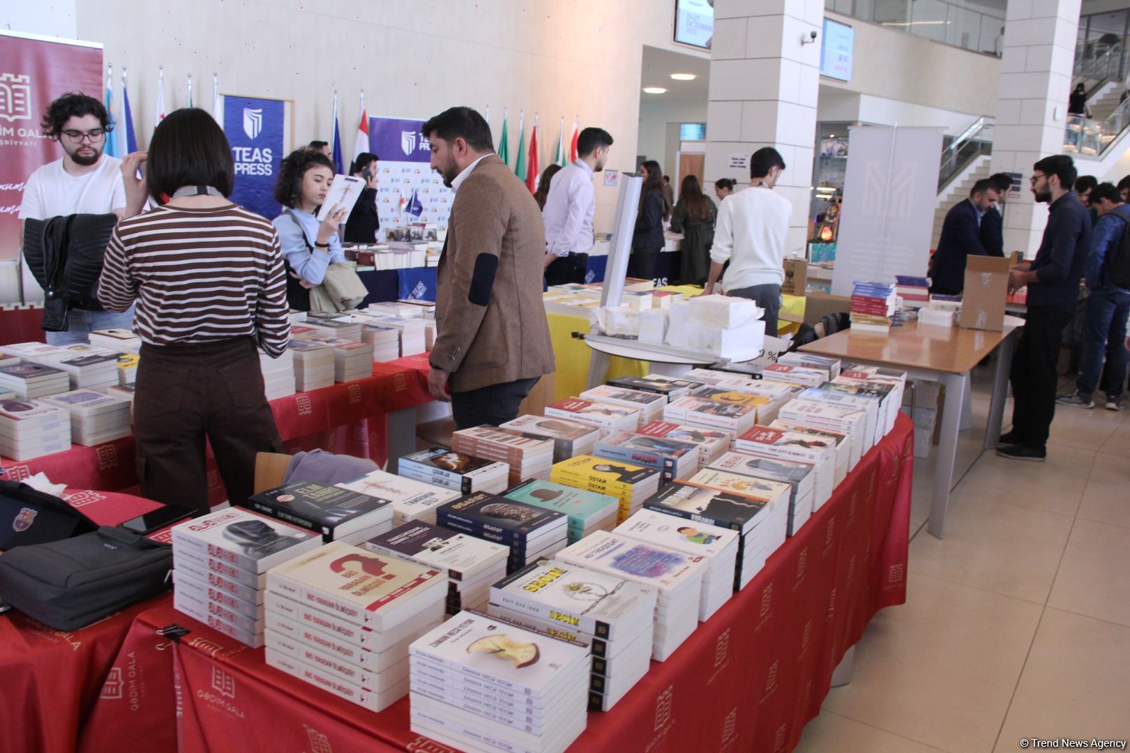 В Университете ADA состоялось открытие книжной выставки, посвященной 100-летию великого лидера Гейдара Алиева (ФОТО)