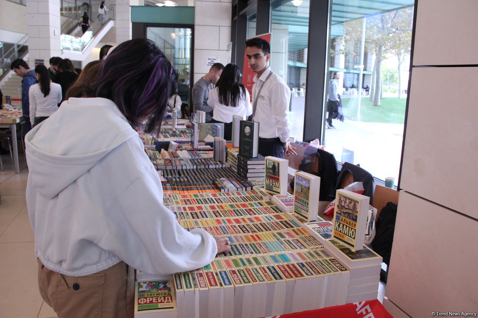 В Университете ADA состоялось открытие книжной выставки, посвященной 100-летию великого лидера Гейдара Алиева (ФОТО)