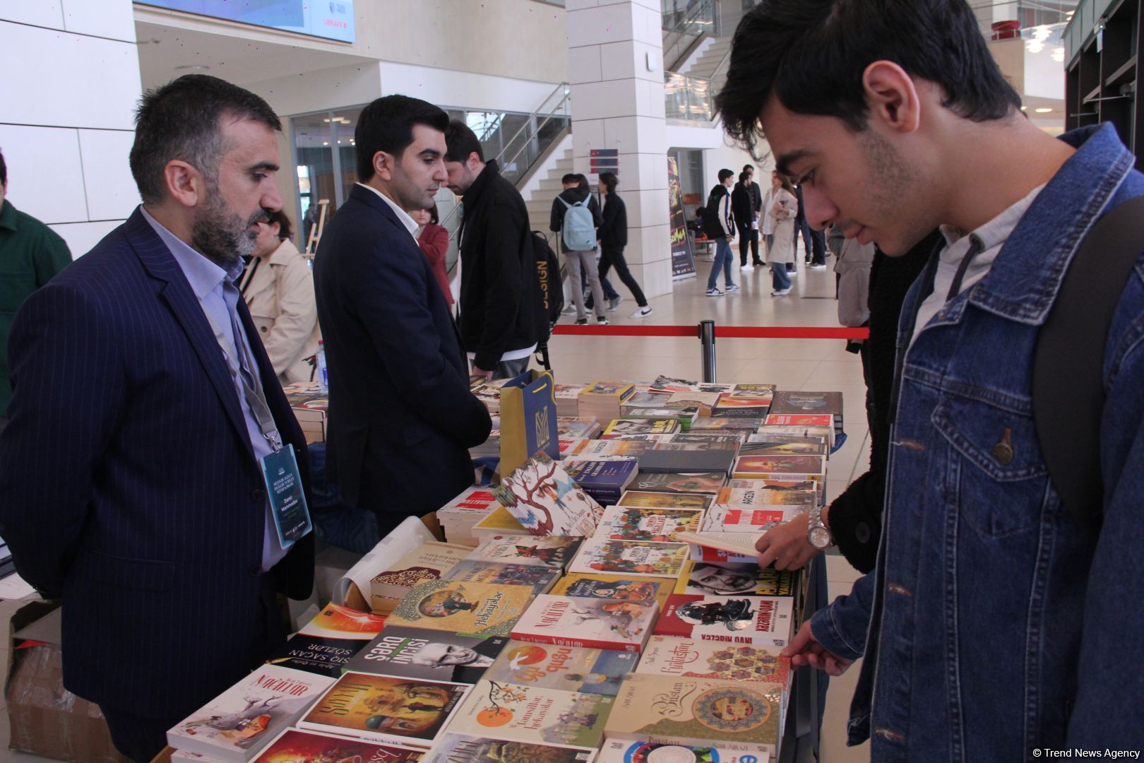 В Университете ADA состоялось открытие книжной выставки, посвященной 100-летию великого лидера Гейдара Алиева (ФОТО)
