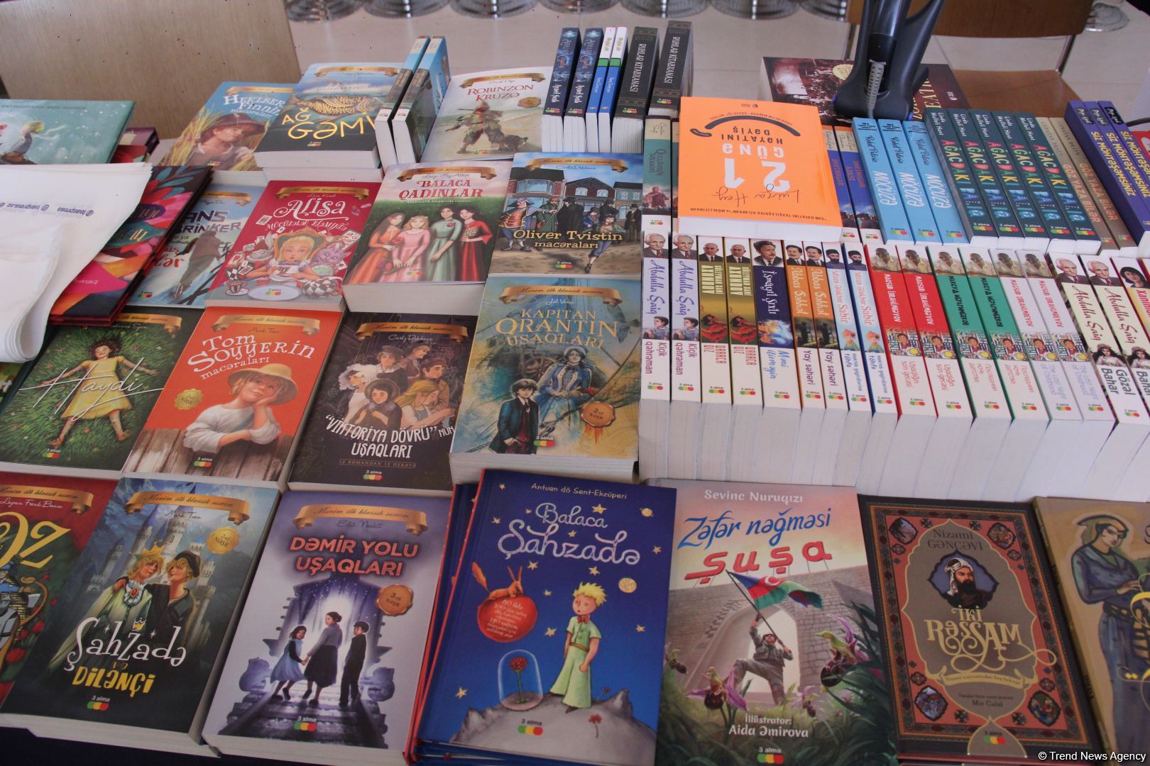 В Университете ADA состоялось открытие книжной выставки, посвященной 100-летию великого лидера Гейдара Алиева (ФОТО)