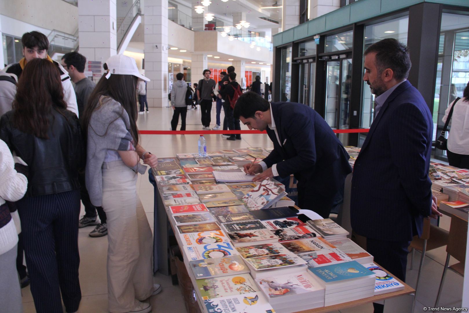 В Университете ADA состоялось открытие книжной выставки, посвященной 100-летию великого лидера Гейдара Алиева (ФОТО)
