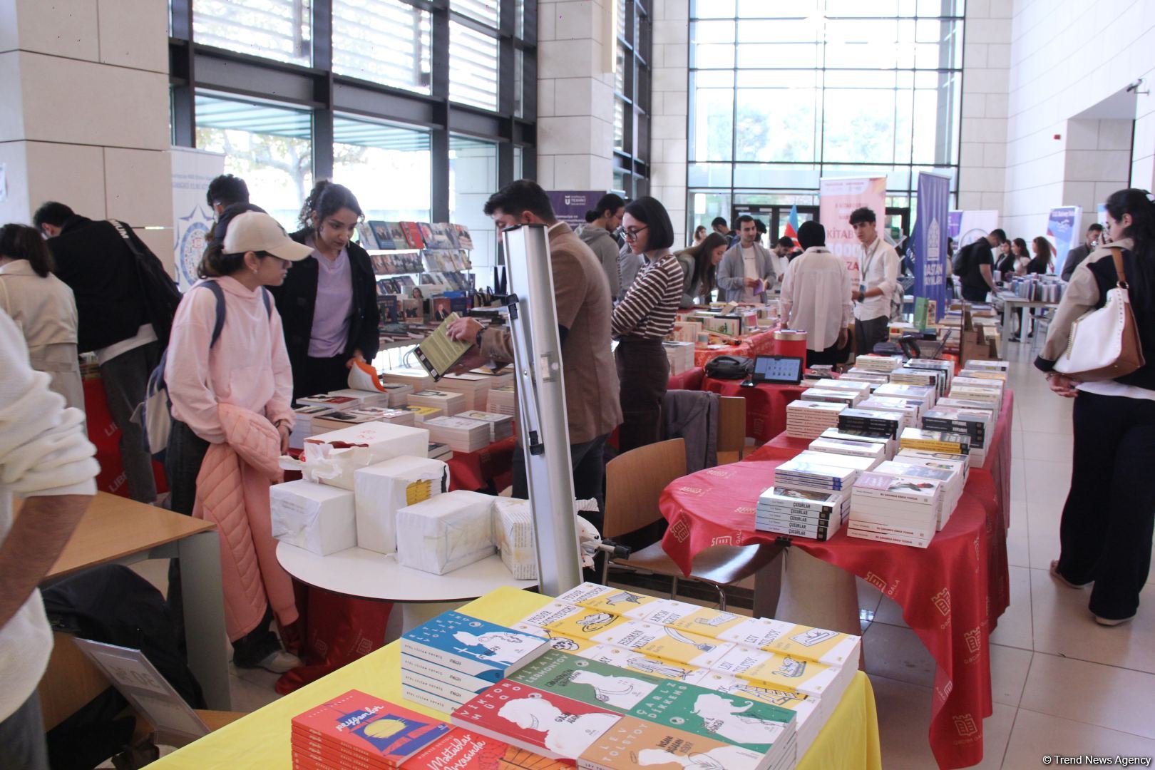 В Университете ADA состоялось открытие книжной выставки, посвященной 100-летию великого лидера Гейдара Алиева (ФОТО)