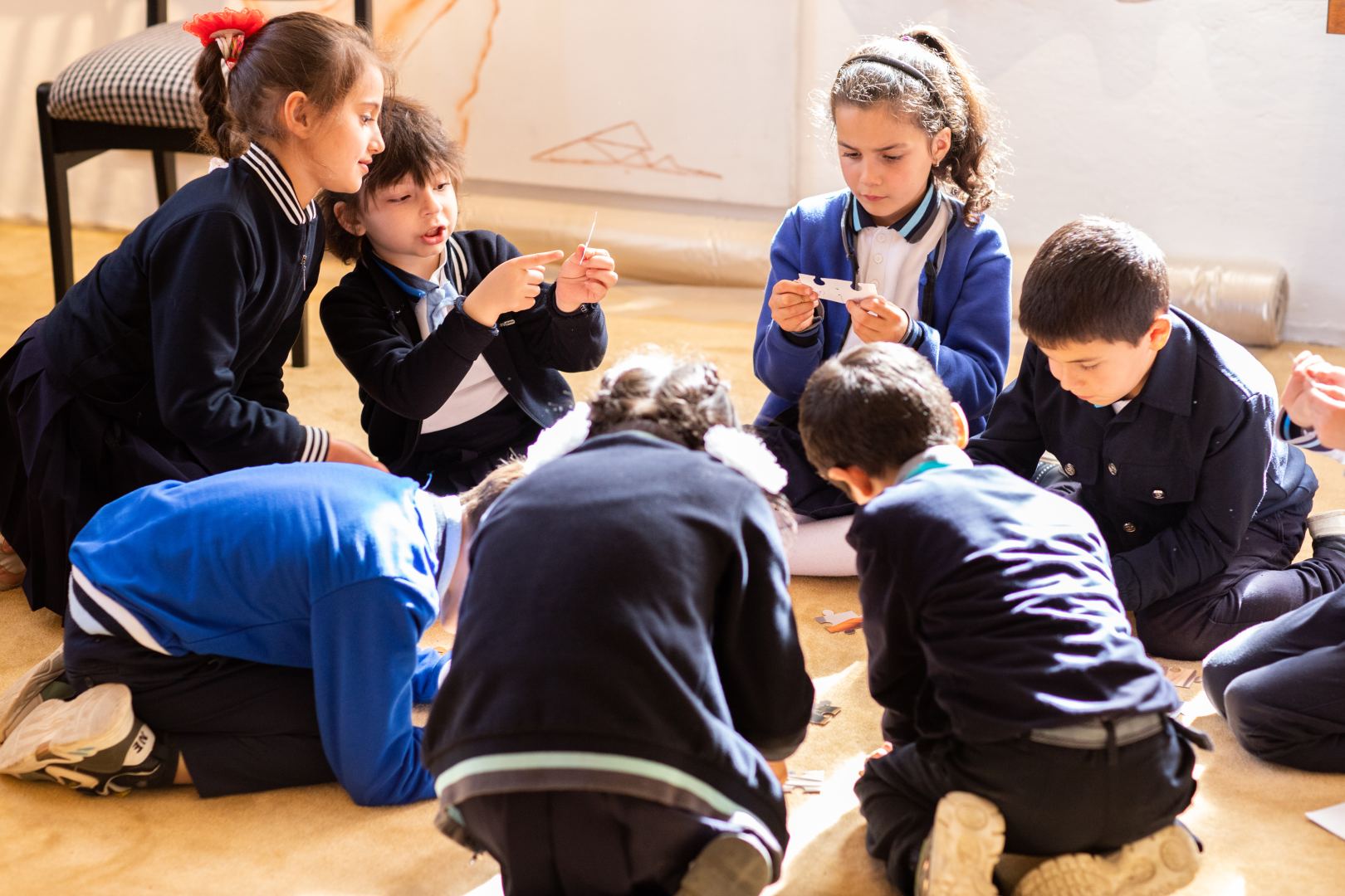 YARAT провел в Исмаиллинском районе передвижную коллективную выставку "İncə müşahidələr" (ФОТО)