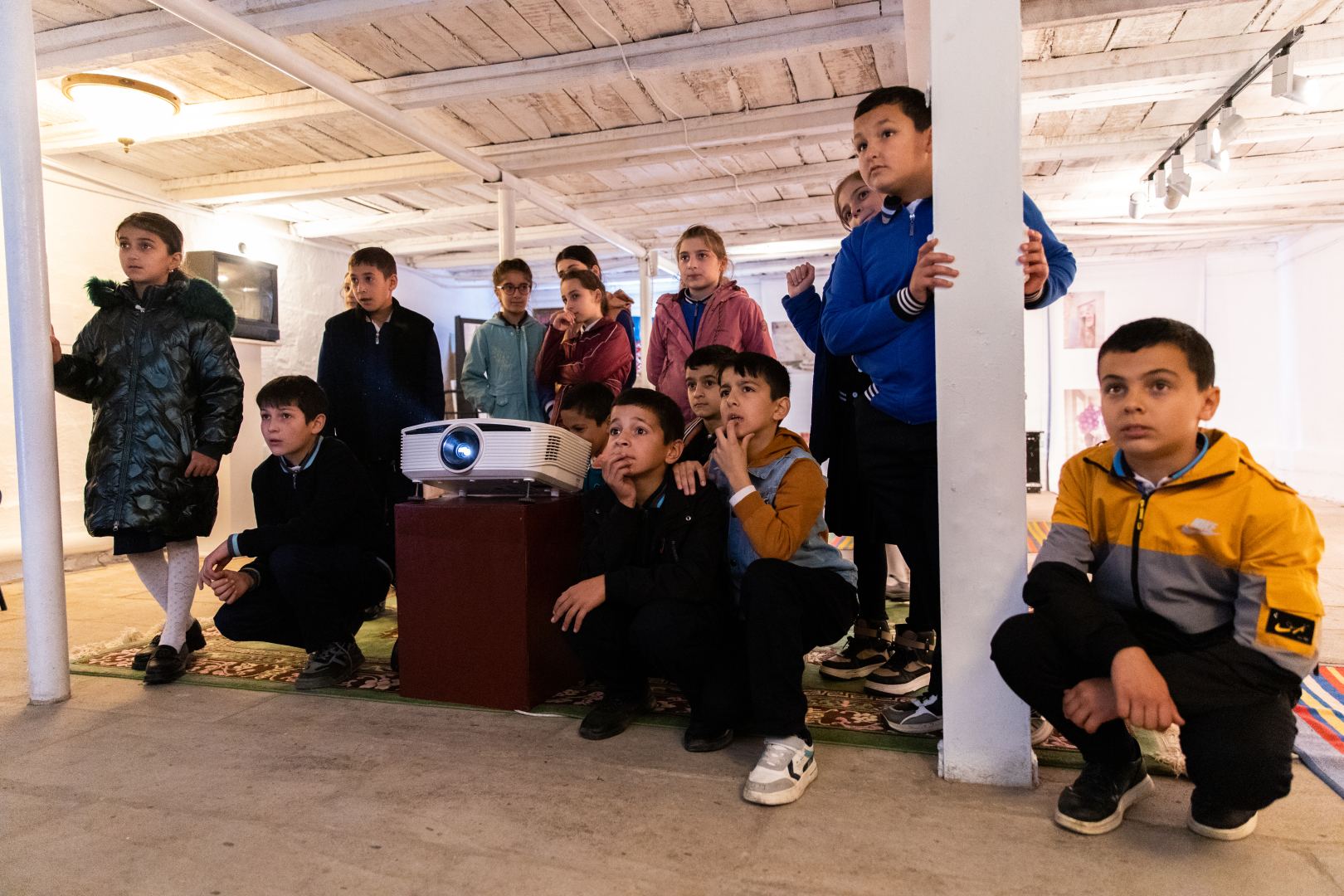 YARAT провел в Исмаиллинском районе передвижную коллективную выставку "İncə müşahidələr" (ФОТО)