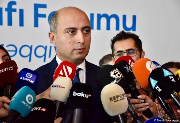 Эмин Амруллаев прокомментировал драку школьниц в Баку