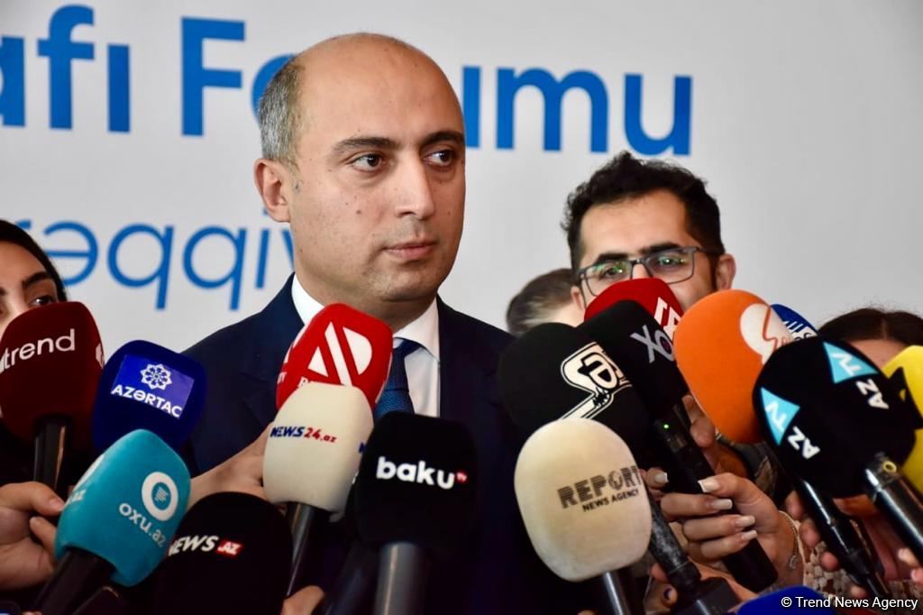 Эмин Амруллаев прокомментировал драку школьниц в Баку