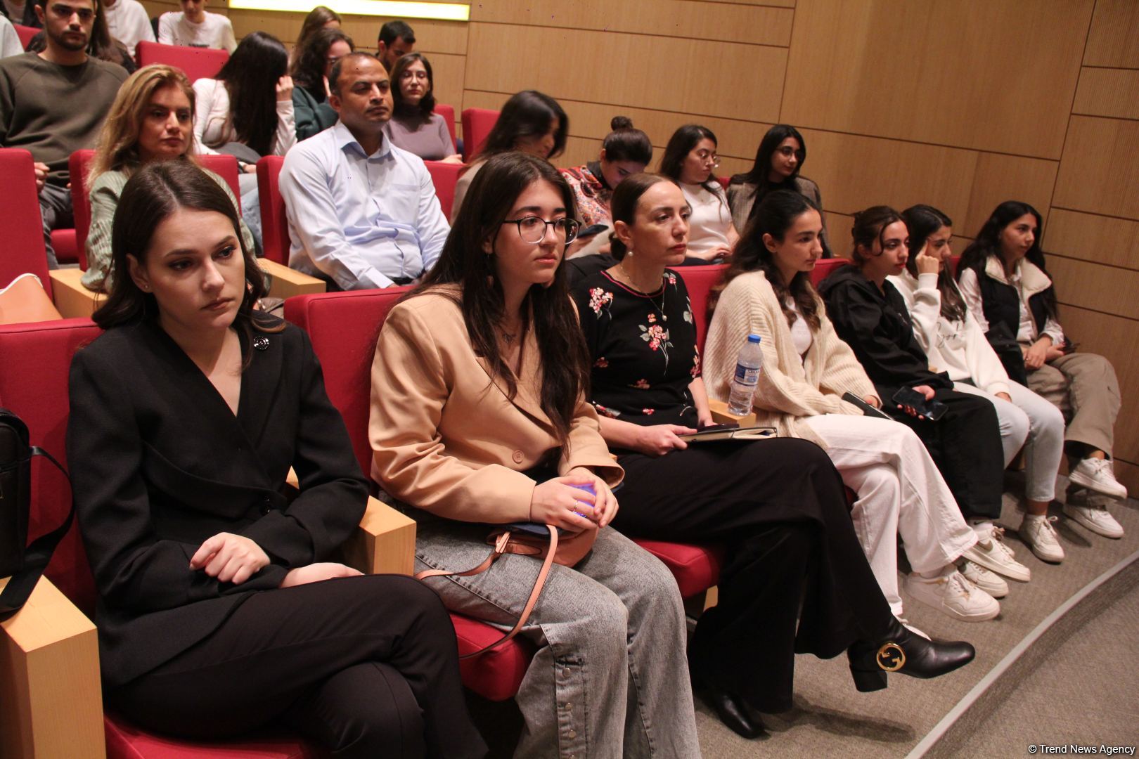 В Университете ADA прошел концерт мастеров искусств, посвященный Дню Победы (ФОТО)